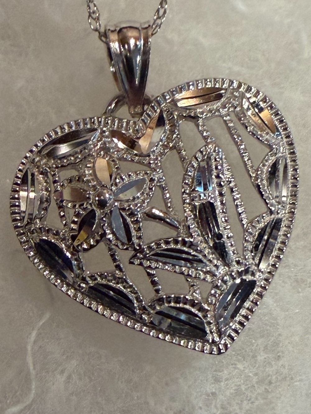 10k white gold Heart Filigree Pendant Necklace - Picture 2 of 6